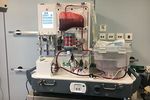 Bild: © Universitätsklinikum Leipzig (UKL). In diesem vollautomatisierten Organperfusionsgerät kann das Innere des menschlichen Körpers fast perfekt nachgebildet werden. Operateure haben mehr Zeit für eine Transplantation. Neben dem UKL besitzen derzeit nur zwei weitere Zentren eine solche Maschine.