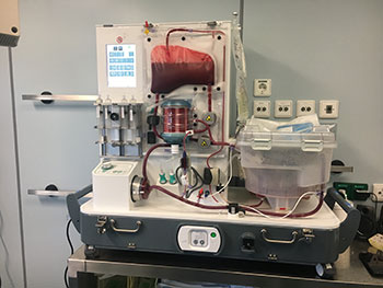 Bild: © Universitätsklinikum Leipzig (UKL). In diesem vollautomatisierten Organperfusionsgerät kann das Innere des menschlichen Körpers fast perfekt nachgebildet werden. Operateure haben mehr Zeit für eine Transplantation. Neben dem UKL besitzen derzeit nur zwei weitere Zentren eine solche Maschine.